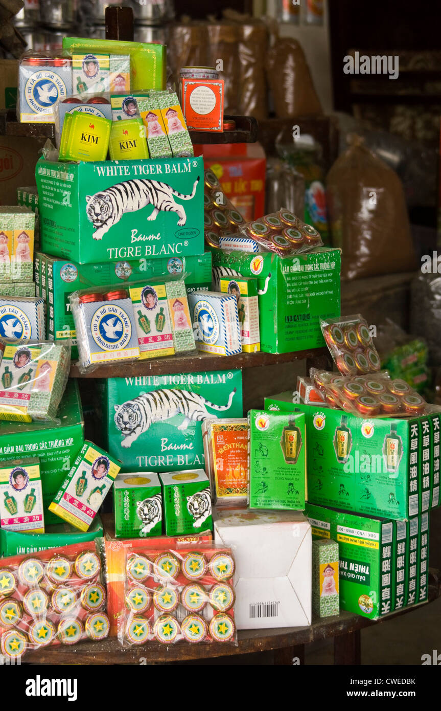 Chiudere verticale di diversi tipi di White Tiger balm in vendita in un negozio in Vietnam. Foto Stock