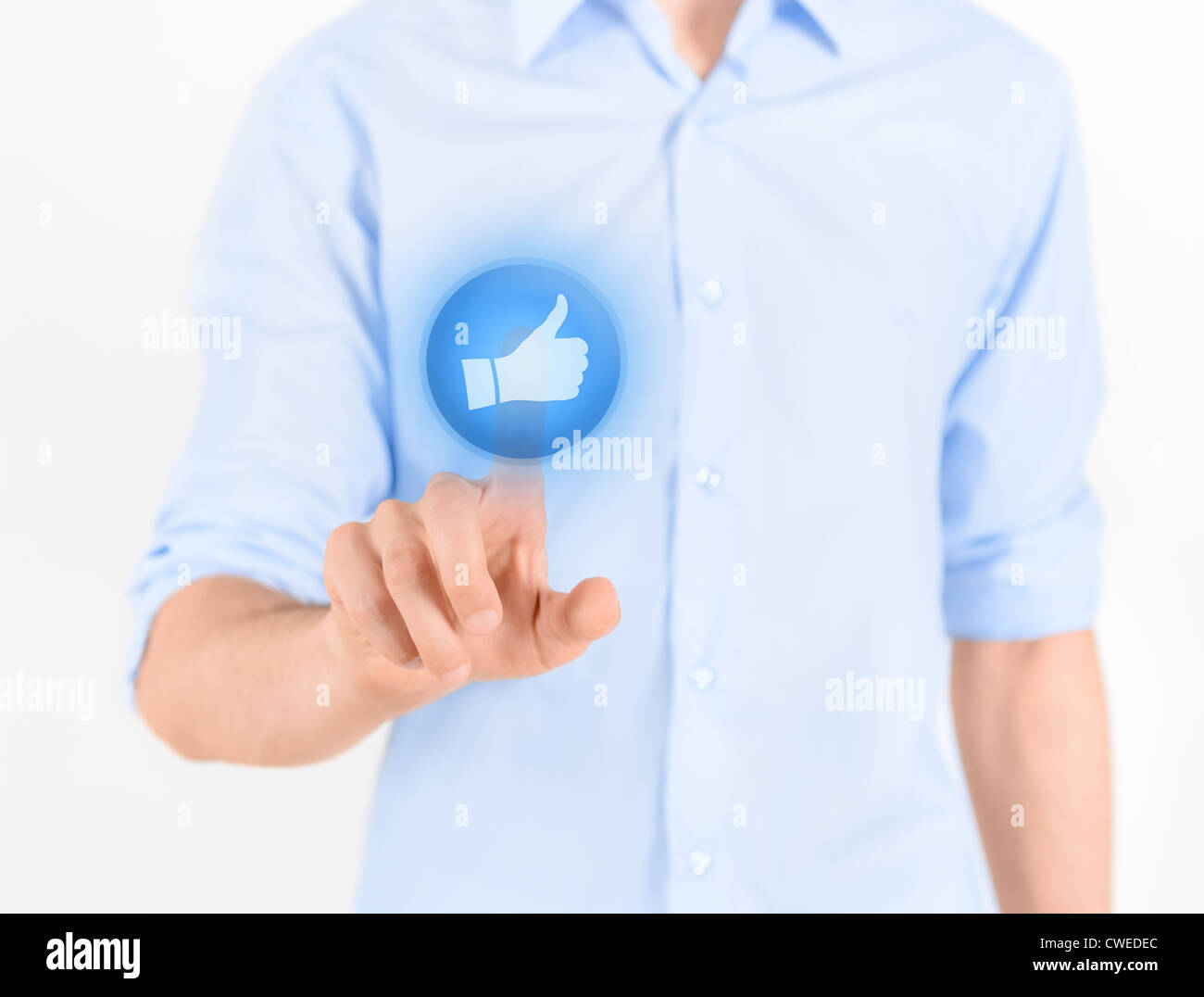 Uomo di toccare i social media pulsante con il pollice fino simbolo su uno schermo virtuale. Isolato su bianco. Foto Stock