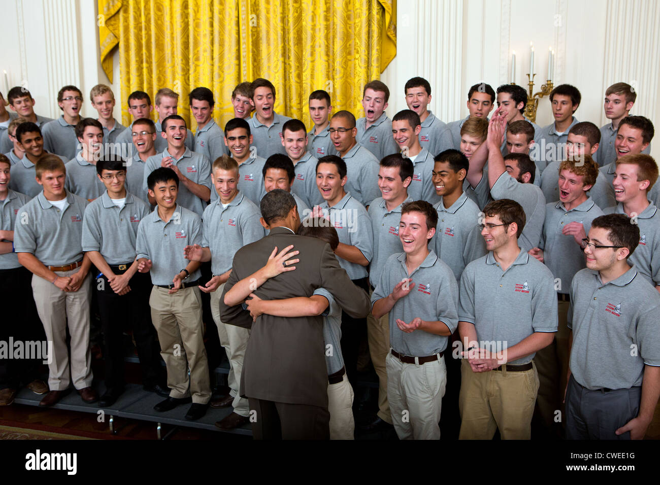 Il presidente Barack Obama abbraccia un membro della American Legion Boys Nazione Luglio 27, 2012 nell'Ala Est durante il loro tour della Casa Bianca. Foto Stock