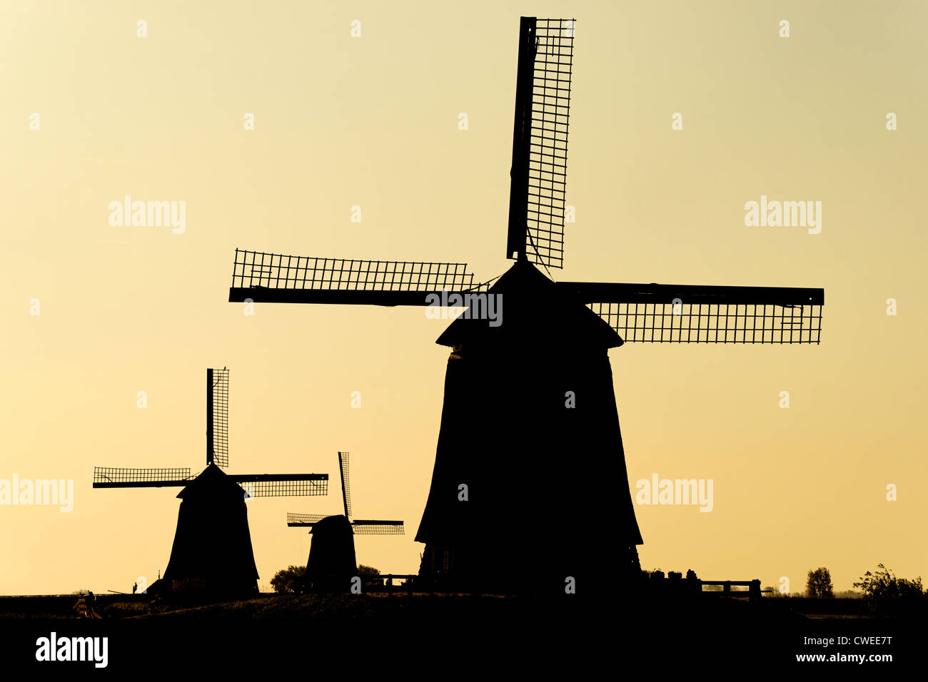 Mulini a vento in silhouette a Schermerhorn, North Holland, Paesi Bassi. Foto Stock
