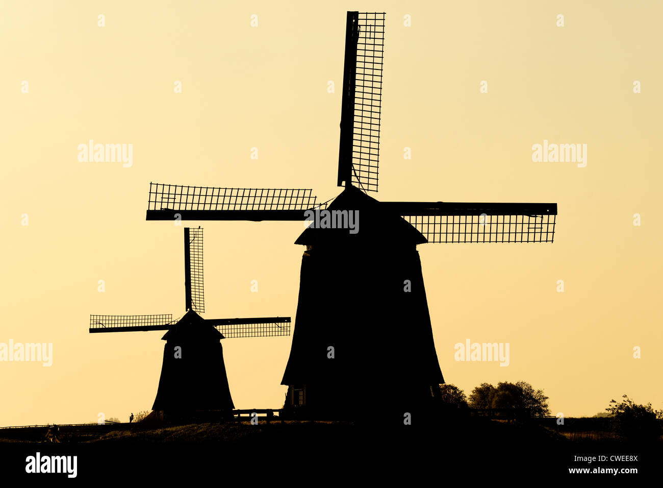 Mulini a vento in silhouette a Schermerhorn, North Holland, Paesi Bassi. Foto Stock