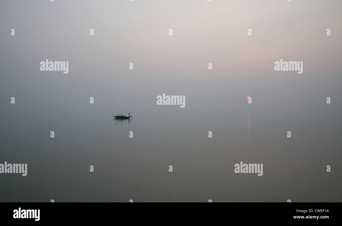 Un tramonto mozzafiato guardando oltre il più sacro dei fiumi in India. Delta del Gange in Sundarbans, West Bengal, India Foto Stock