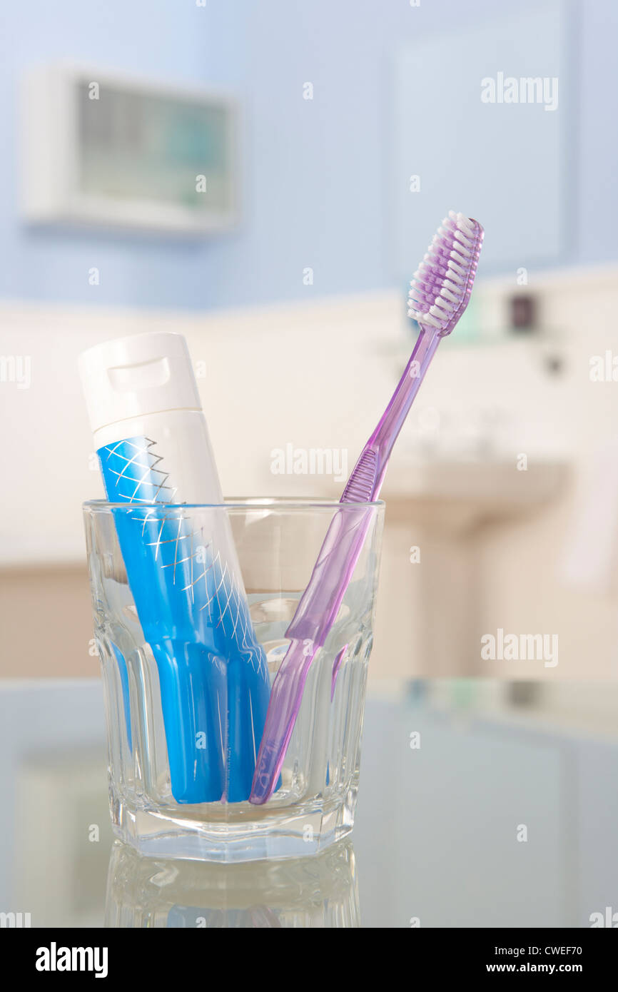 Spazzolino da denti e dentifricio Foto Stock