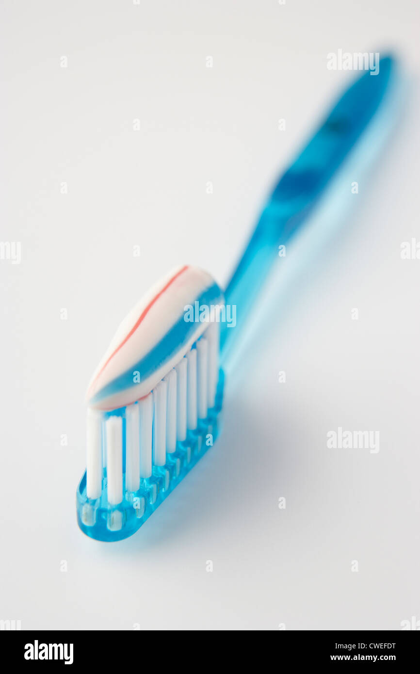 Caricato uno spazzolino da denti con dentifricio Foto Stock