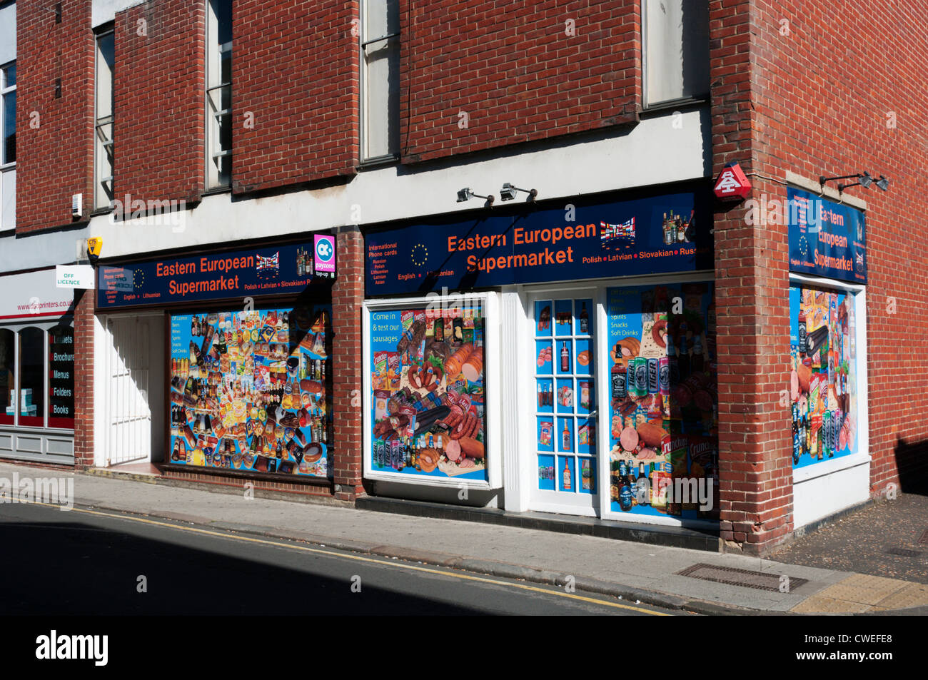 Un Europeo Orientale supermercato, catering per recenti immigrati, in King's Lynn, Norfolk. Foto Stock