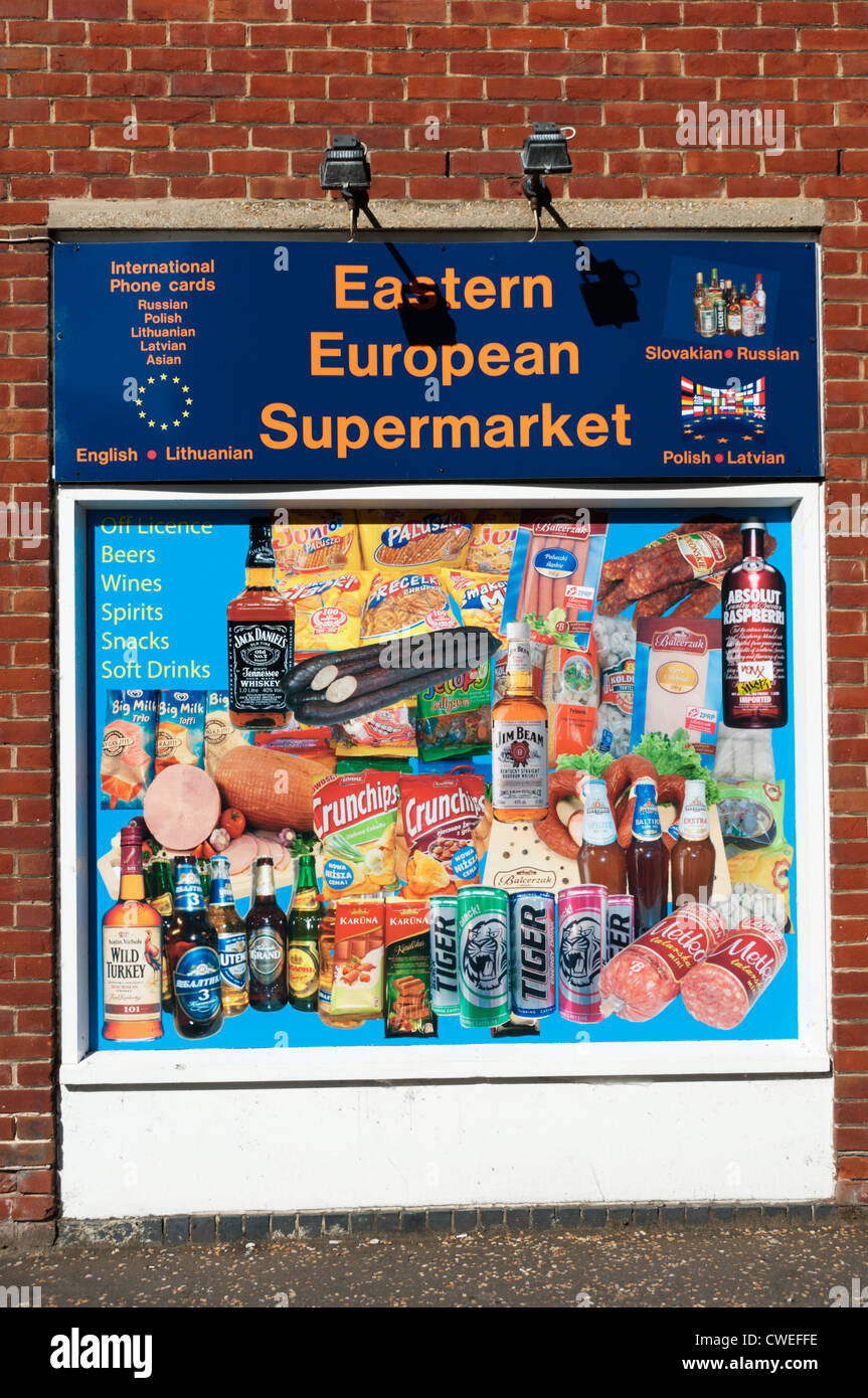 Un Europeo Orientale supermercato, catering per recenti immigrati, in King's Lynn, Norfolk. Foto Stock