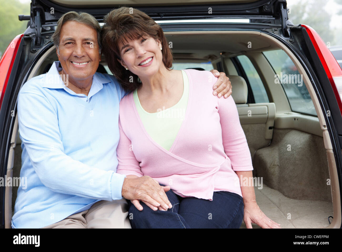 Senior coppia ispanica all aperto con auto Foto Stock
