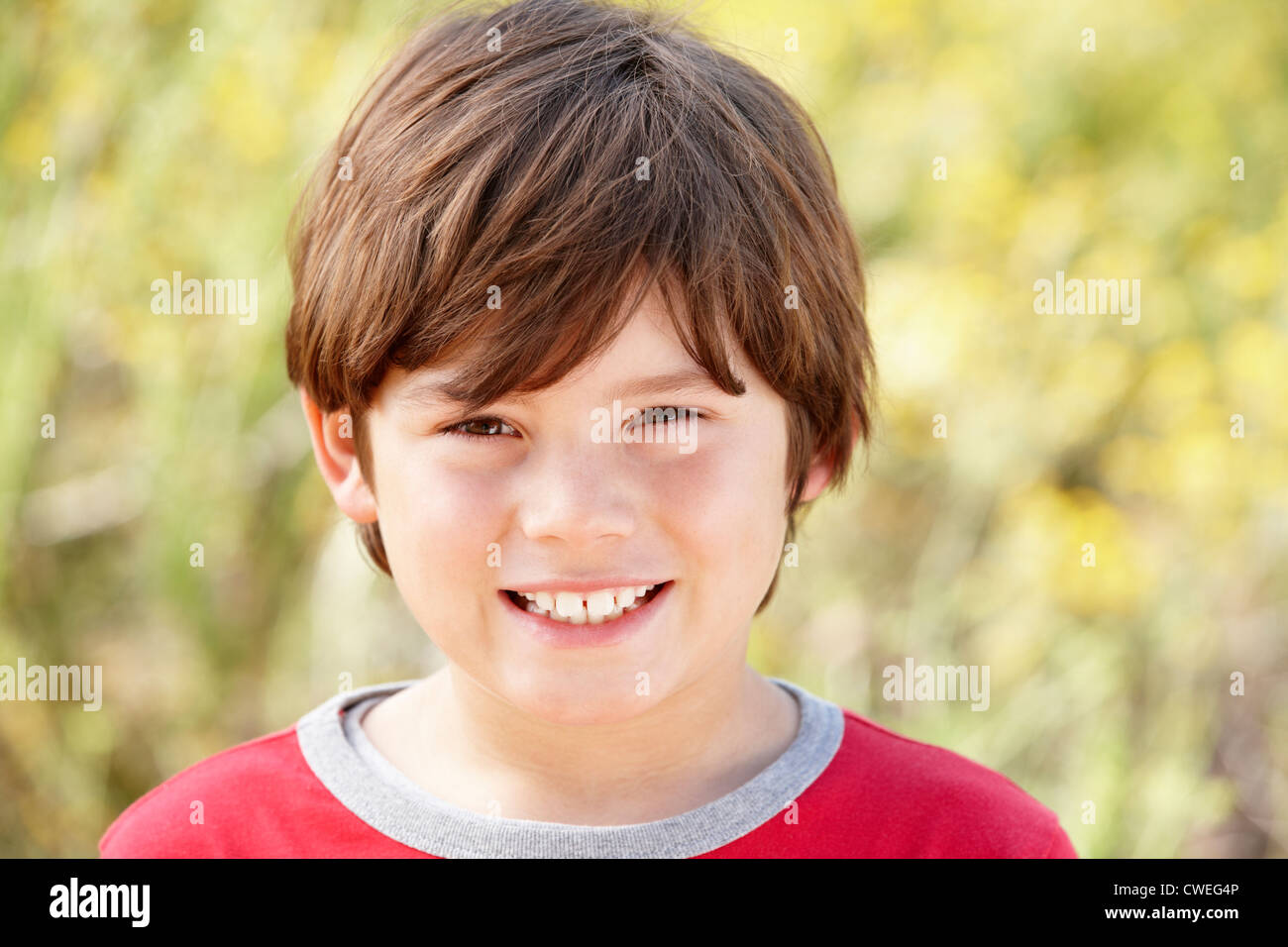 Ritratto di ragazzo caucasico all'aperto Foto Stock