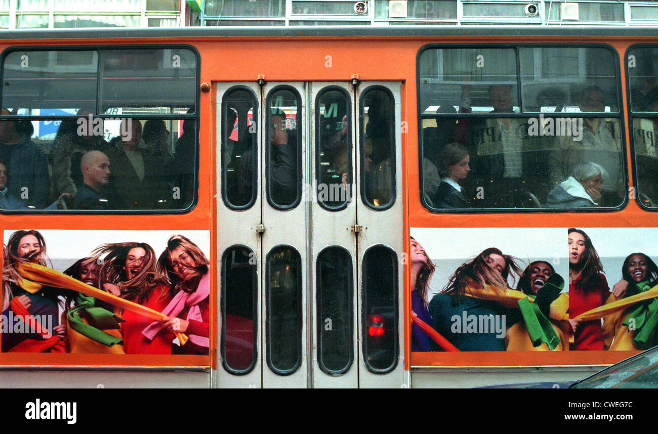 Il tram con la pubblicità di United Colors of Benetton a Sofia Foto Stock