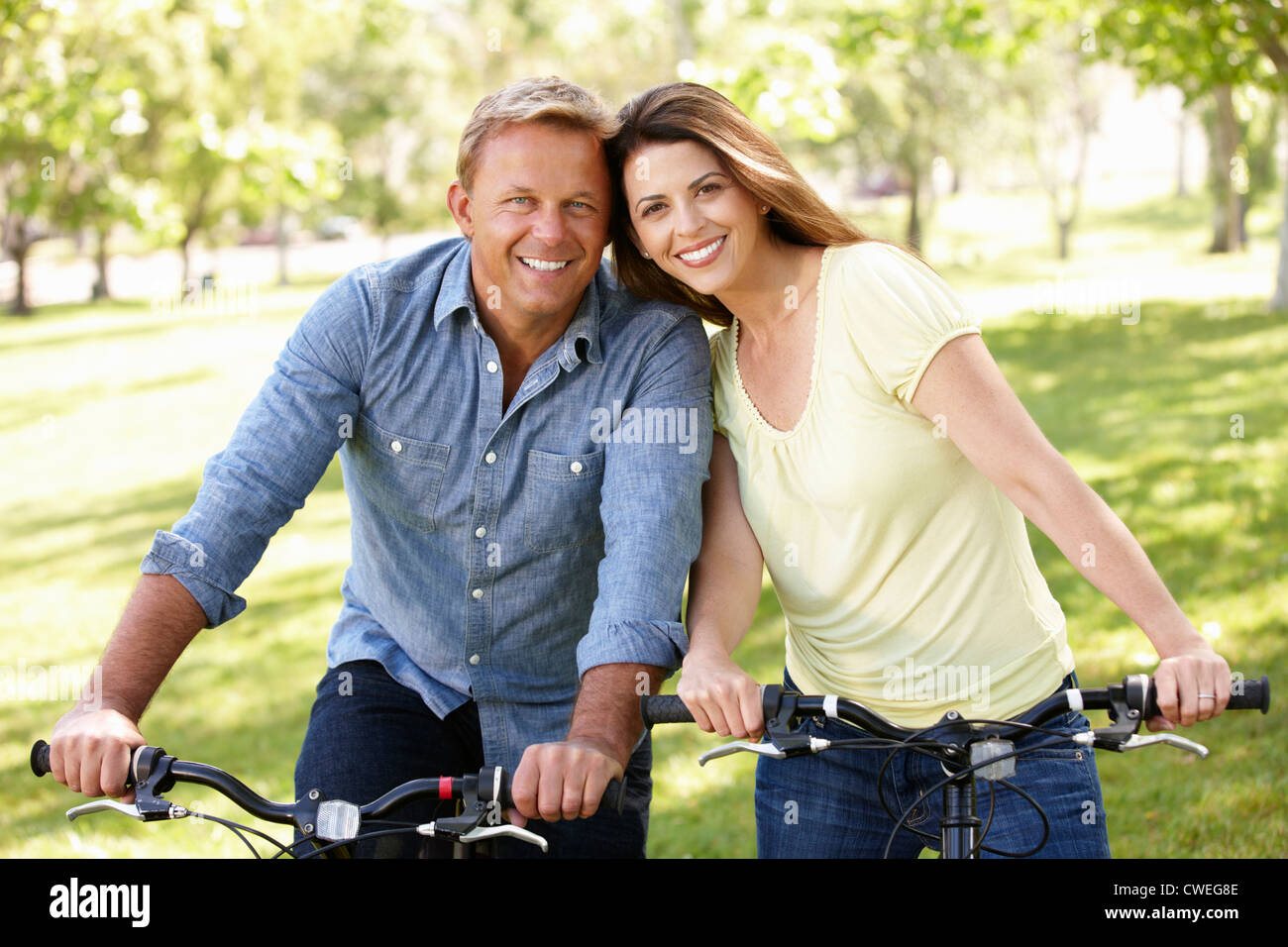 Giovane riding bike park Foto Stock