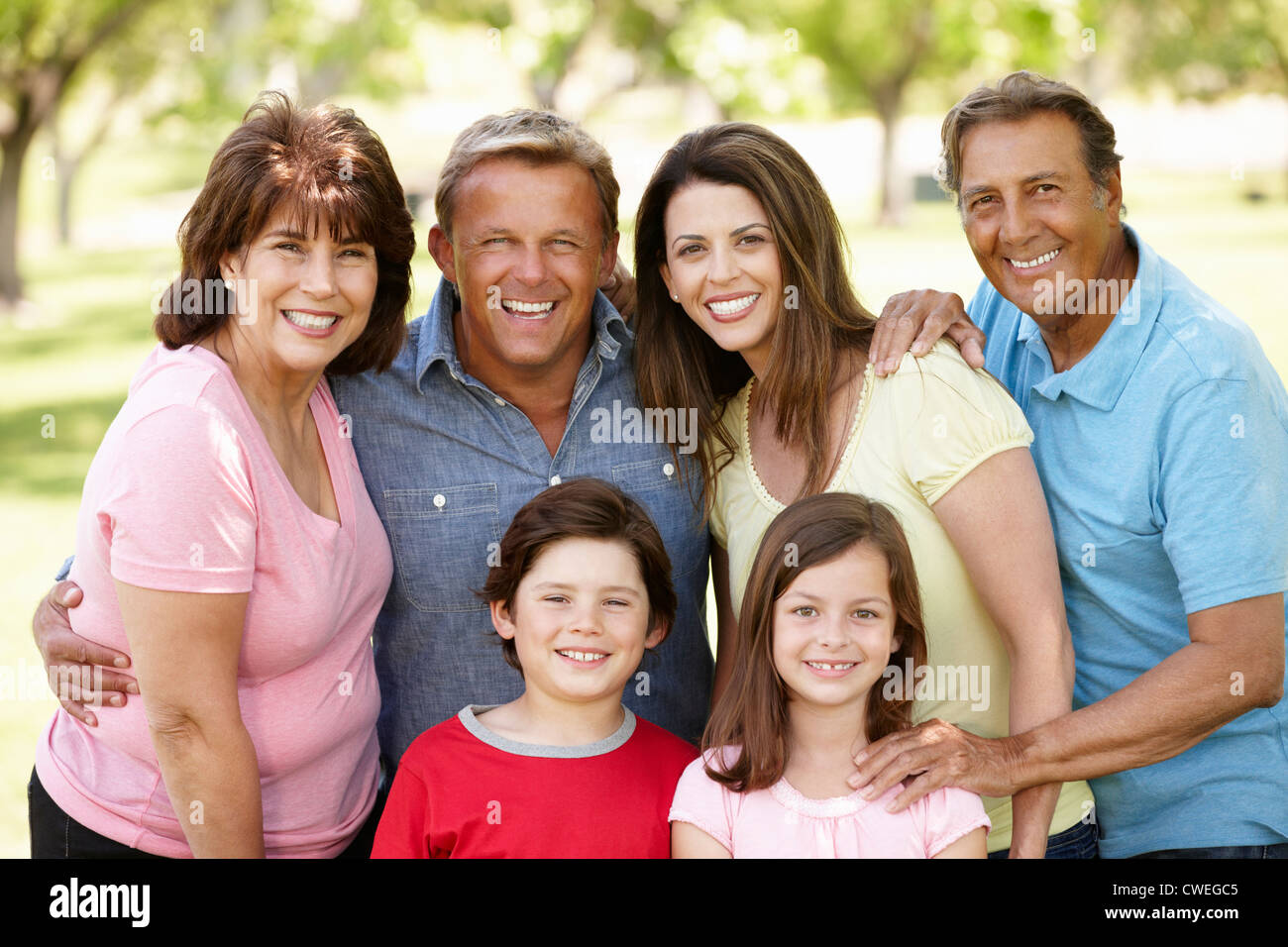 Multi generazione famiglia ispanica in posizione di parcheggio Foto Stock