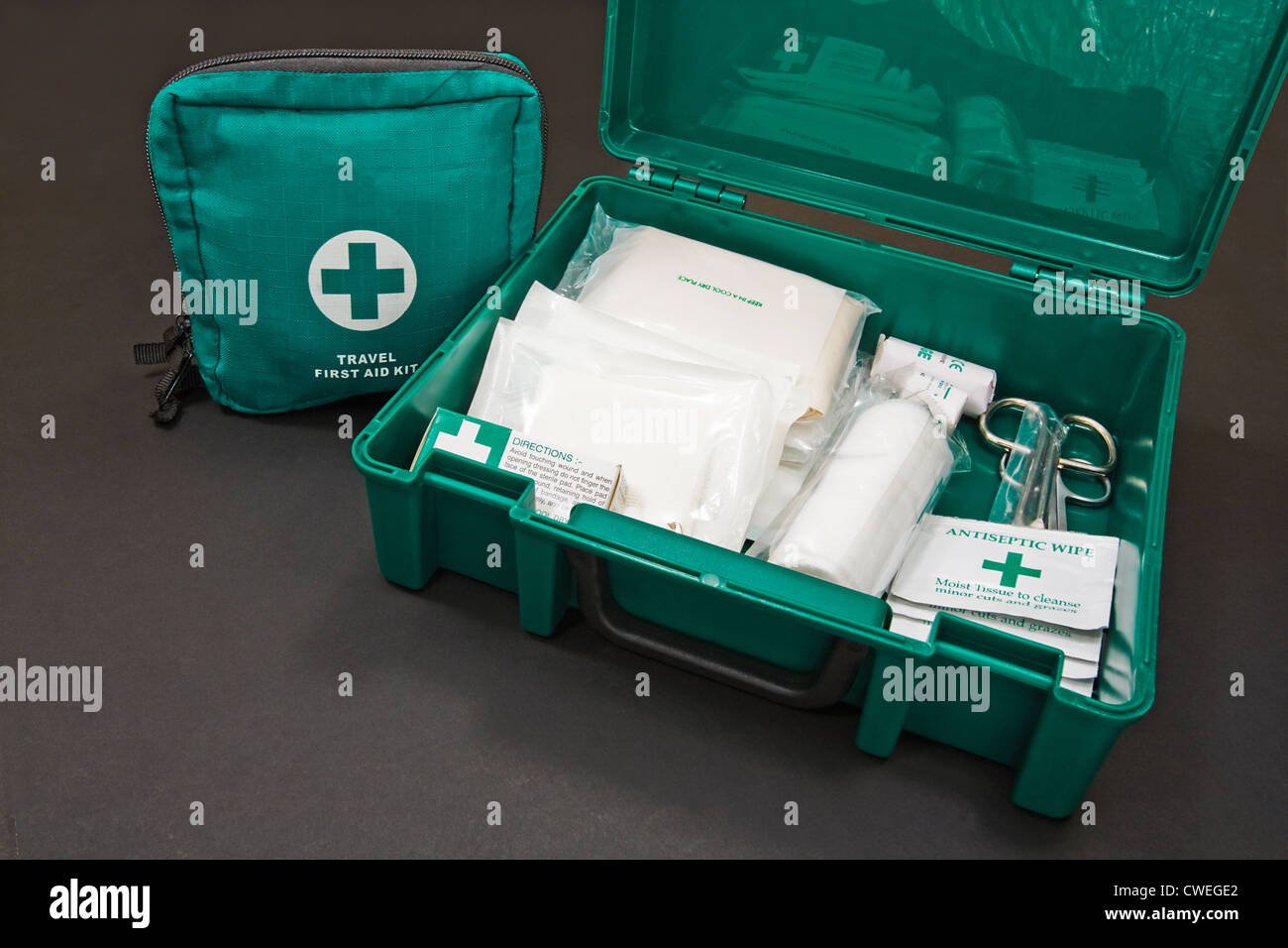 Un verde standard kit di primo soccorso, utilizzato per fornire urgentemente un trattamento di emergenza a scuola, al lavoro o in casa. Foto Stock