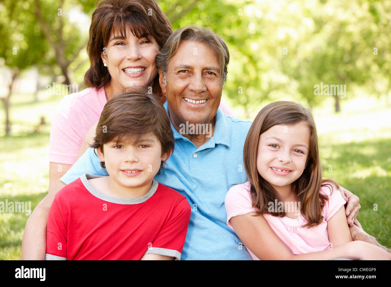 Ispanico nonni e nipoti all'aperto Foto Stock