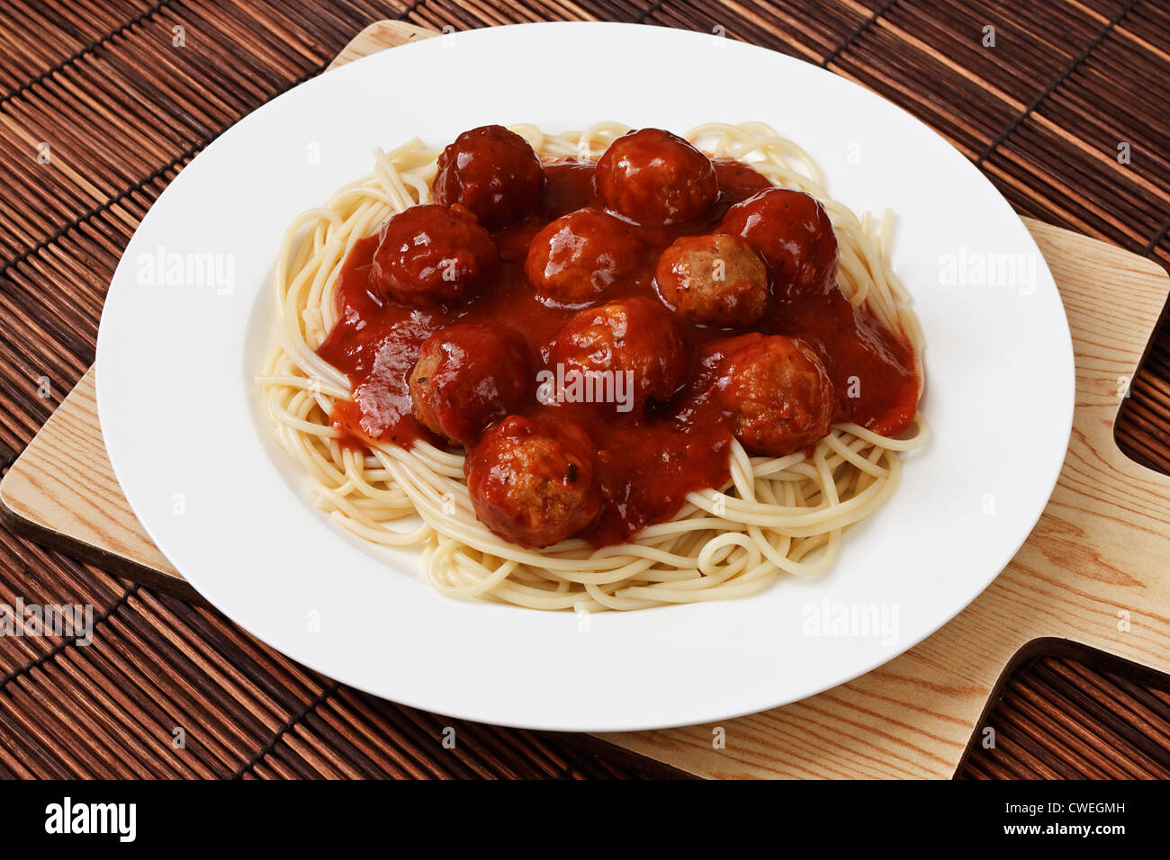 Spaghetti con le polpette di carne in salsa bolognese un adattamento occidentale da una cucina tradizionale italiana Foto Stock