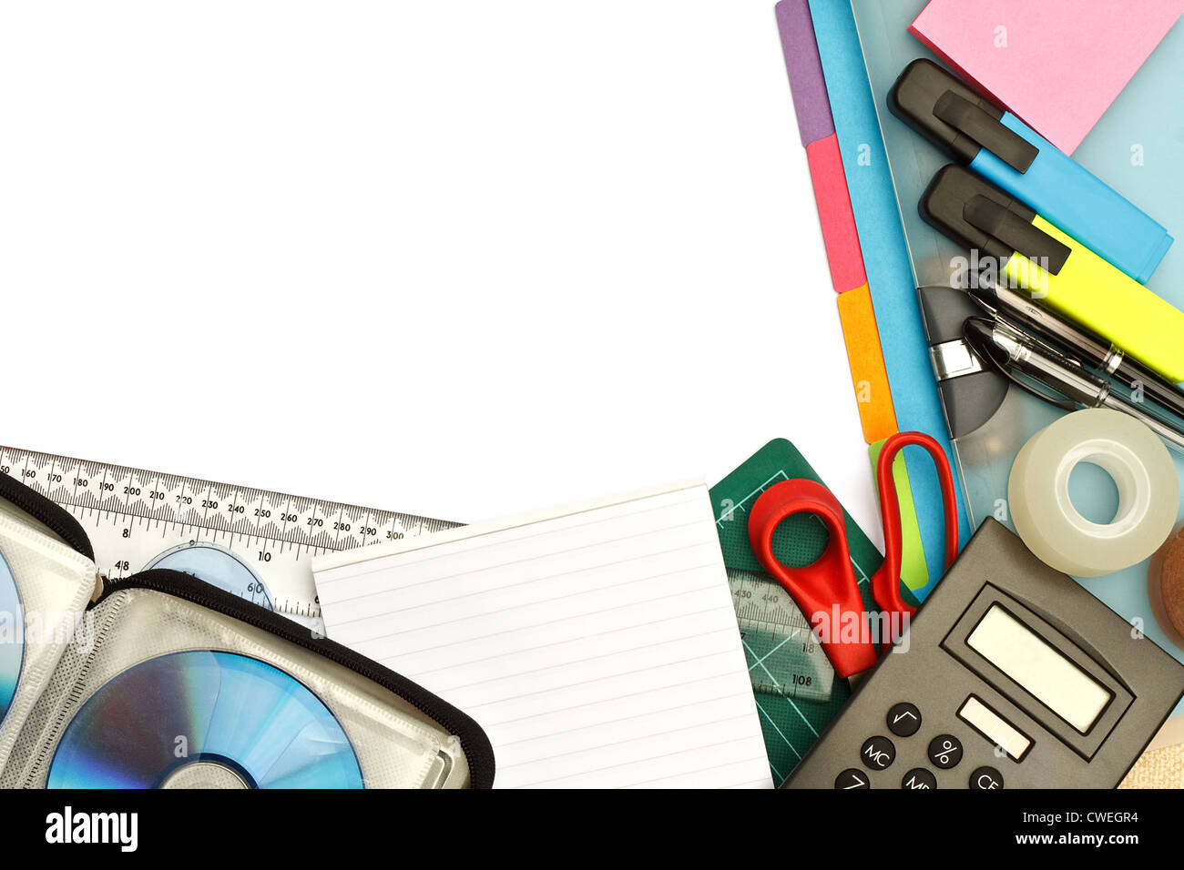 Oggetti di cancelleria. Scuola e forniture per ufficio sullo sfondo di  carta colorata Foto stock - Alamy