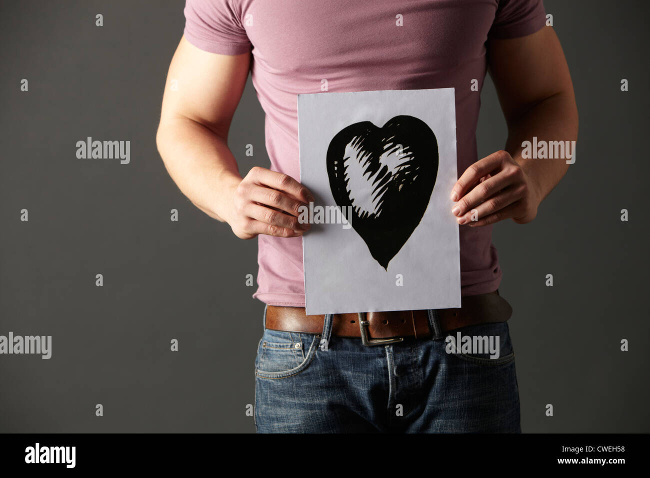 Uomo con disegno a inchiostro del cuore Foto Stock
