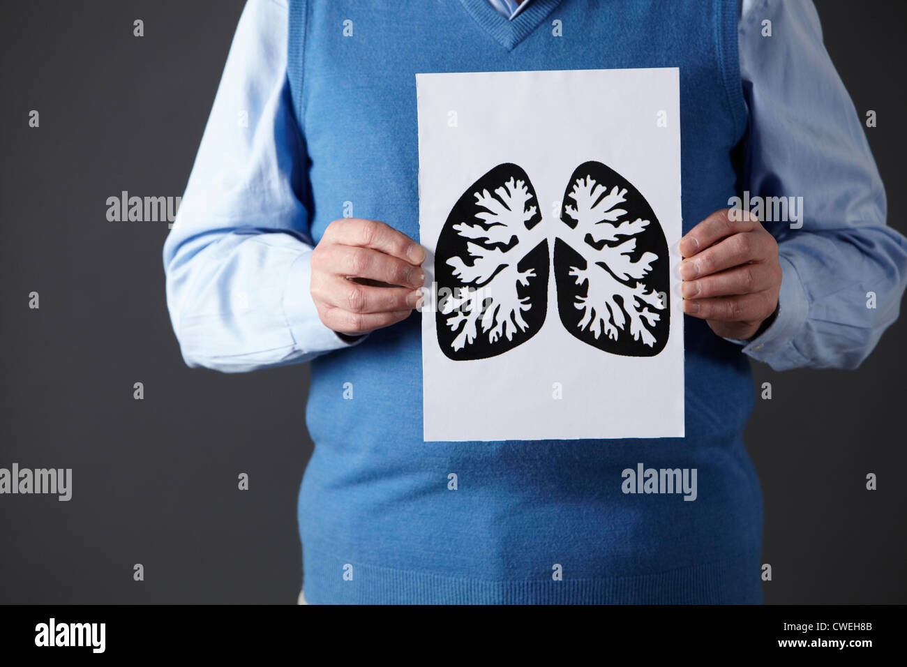 Senior uomo con disegno a inchiostro di polmoni Foto Stock