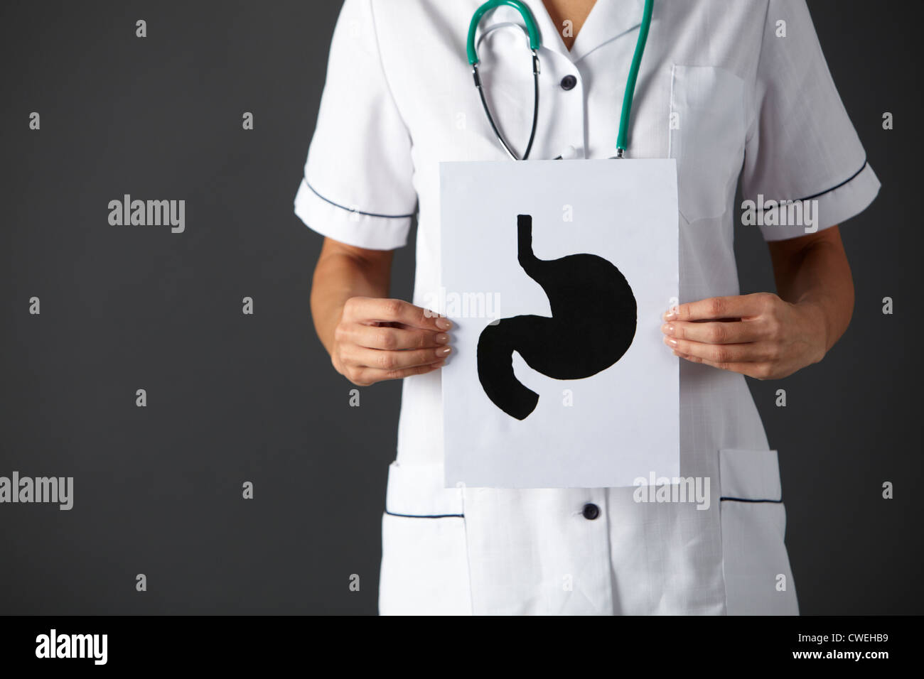 American nurse holding disegno a inchiostro stomaco Foto Stock