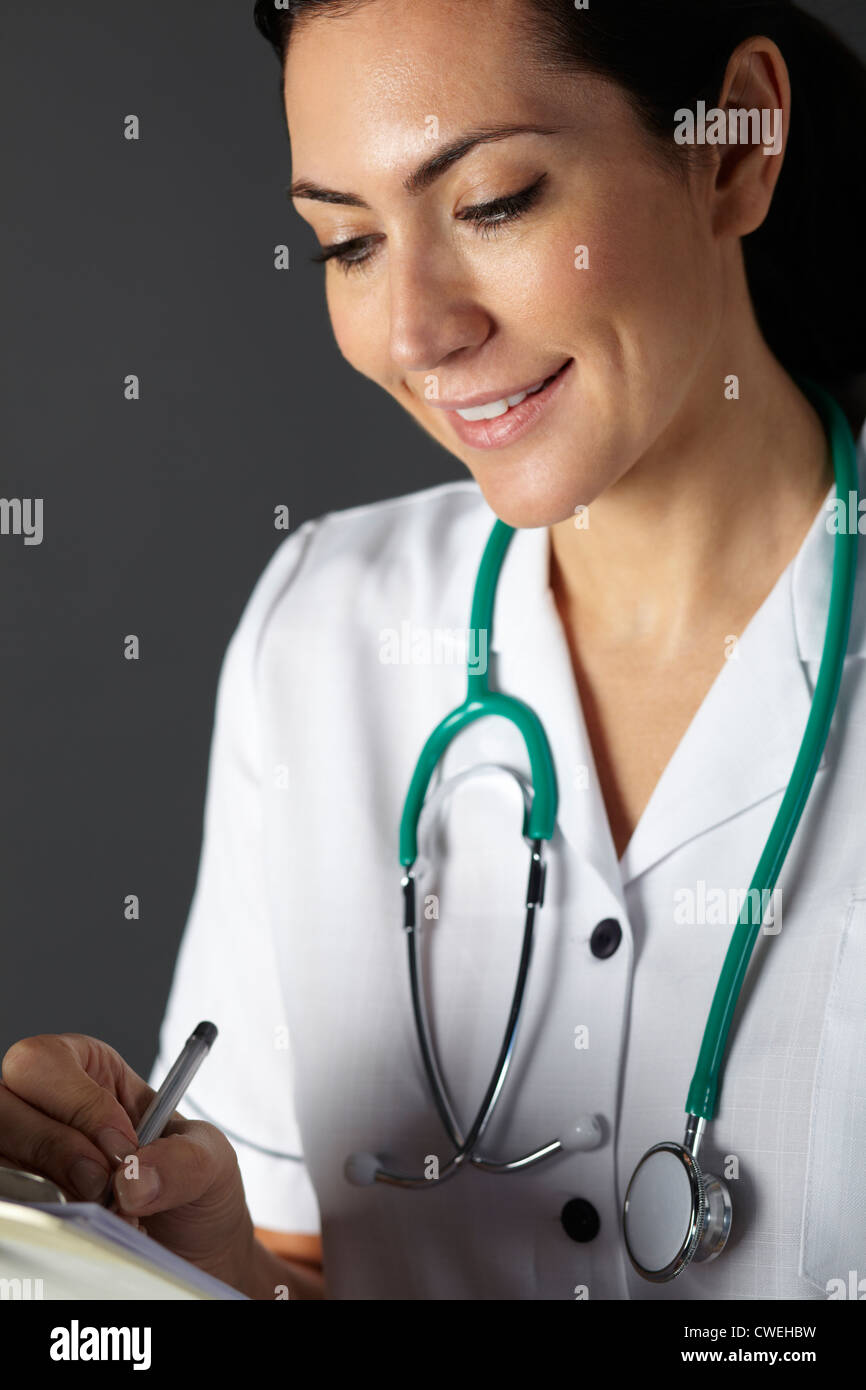 American infermiera con stetoscopio e appunti Foto Stock