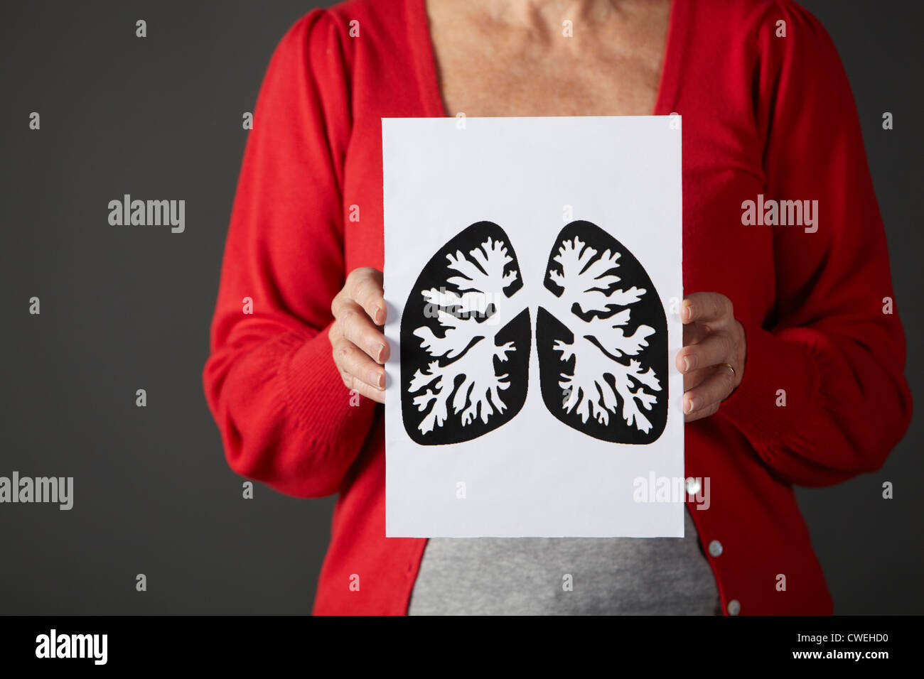 Senior donna azienda disegno a inchiostro di polmoni Foto Stock