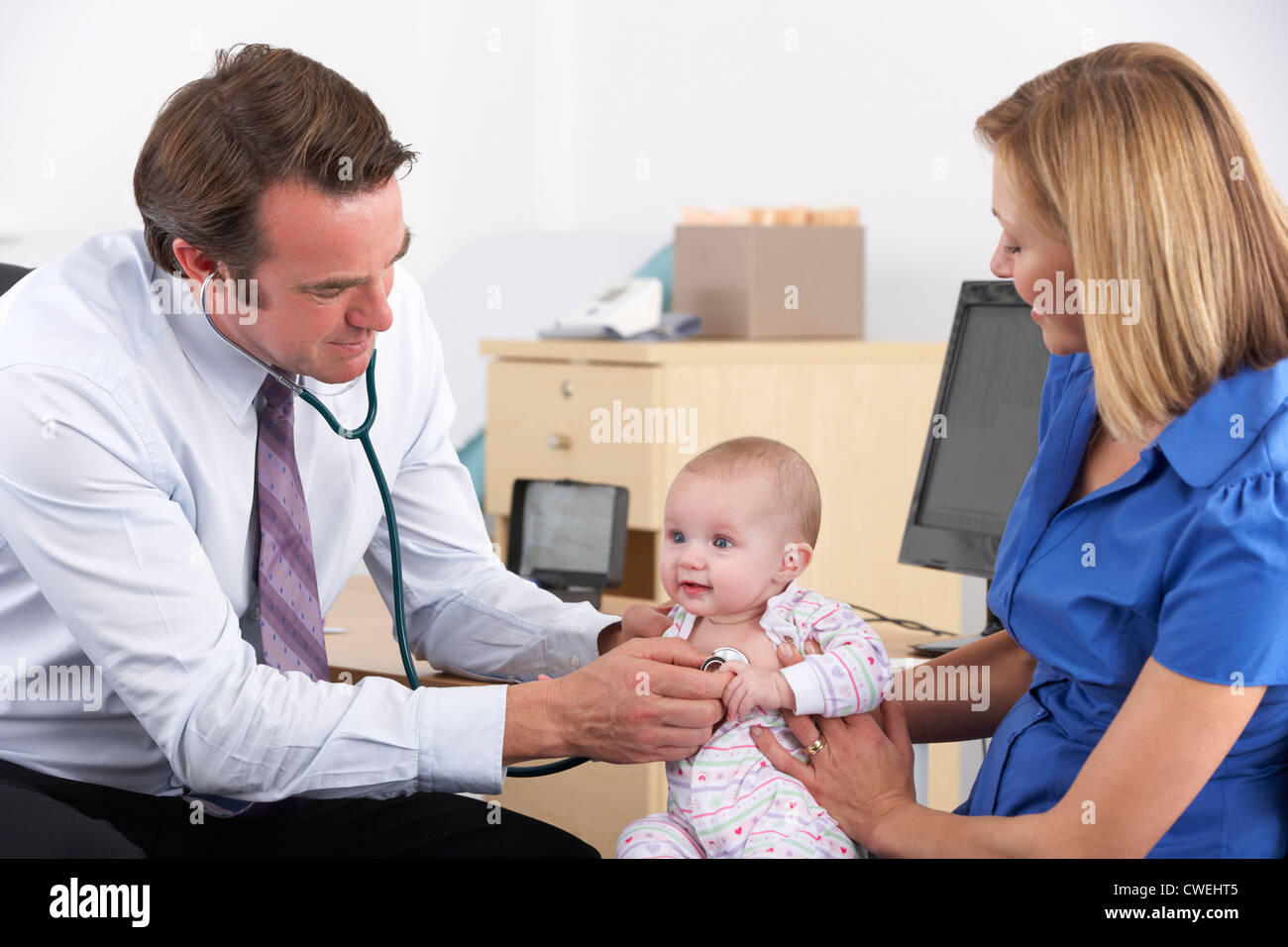 La madre e il bambino in ambulatorio medico Foto Stock