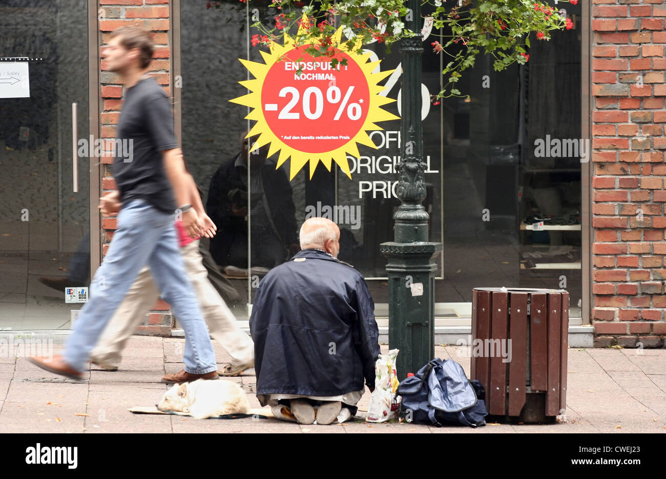 Aachen, senzatetto in una strada dello shopping Foto Stock