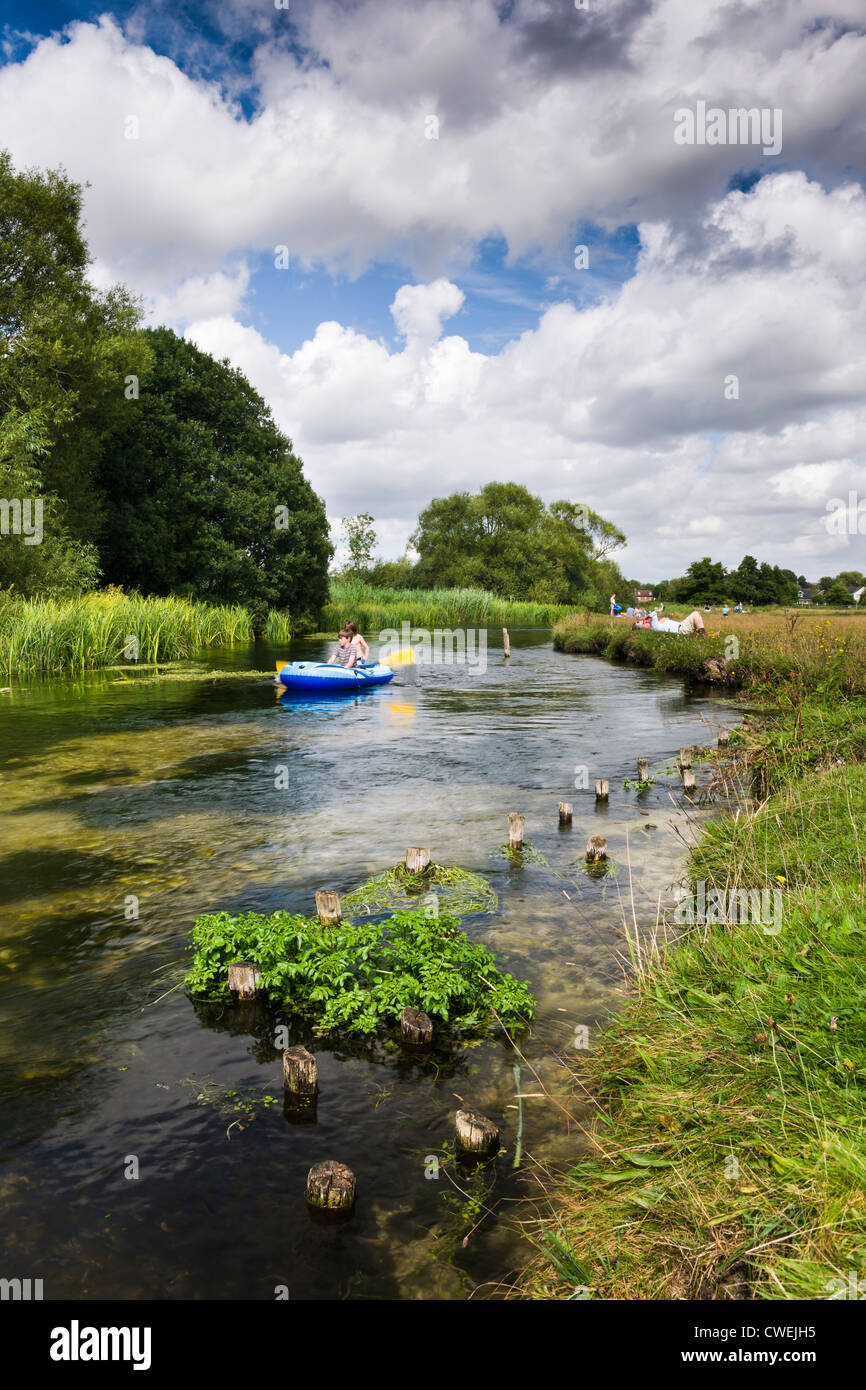 Il fiume Test a Stockbridge, Hampshire - Inghilterra Foto Stock