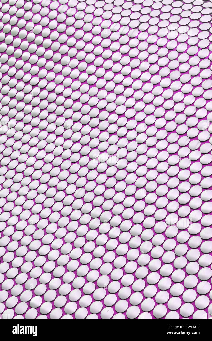 UK - 20 Settembre 2011: dettagli architettonici del dal grande magazzino Selfridges building a Birmingham contro il cielo blu Foto Stock