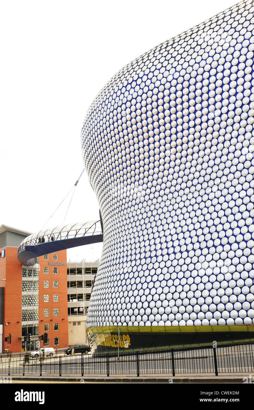 UK - 20 Settembre 2011: dettagli architettonici del dal grande magazzino Selfridges building a Birmingham contro il cielo blu Foto Stock