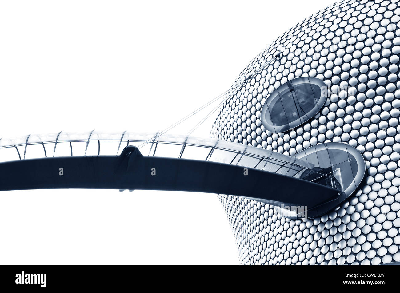 UK - 20 Settembre 2011: dettagli architettonici del dal grande magazzino Selfridges building a Birmingham contro il cielo blu Foto Stock