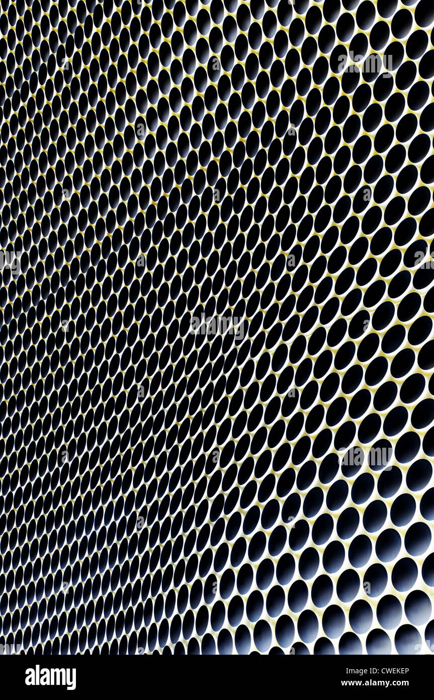 UK - 20 Settembre 2011: dettagli architettonici del dal grande magazzino Selfridges building a Birmingham contro il cielo blu Foto Stock