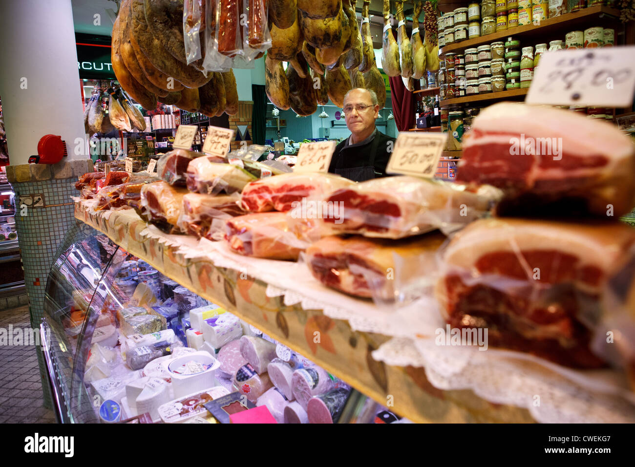 24/3/11 Prosciutto e formaggio in stallo La Bretxa mercato, San Sebastián, Spagna. Foto Stock