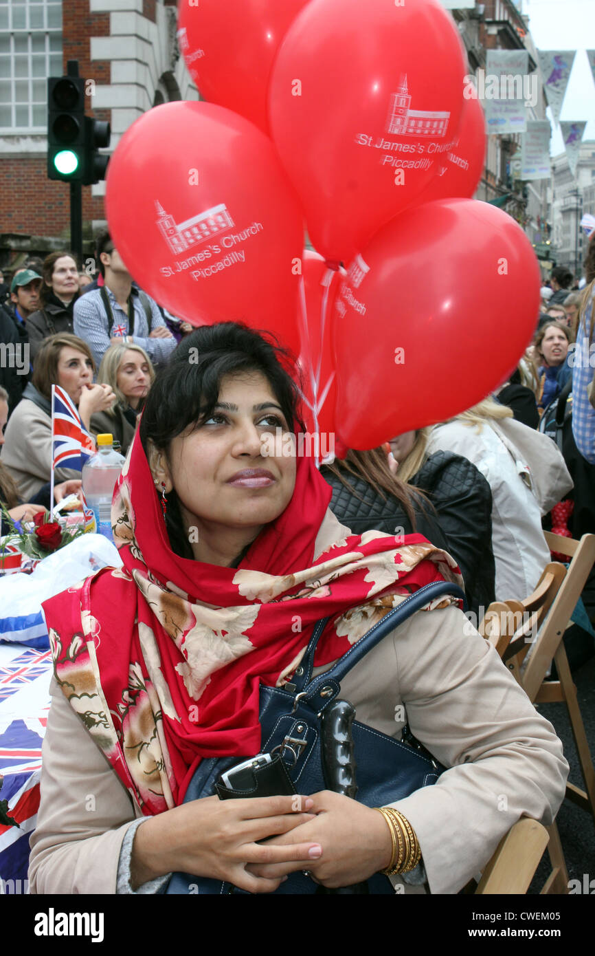 Giovane donna indiana a guardare gli eventi su un grande schermo TV a Piccadilly Circus al diamante della regina Giubileo Londra, 2012 Foto Stock