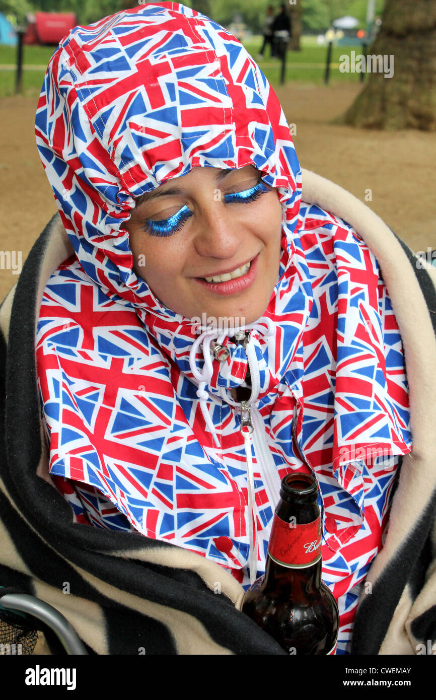 Giovane donna indossa unione jack cofano e il Diamante falso costellata di ciglia.Le celebrazioni nella regina del Giubileo di diamante di Londra, 2012 Foto Stock