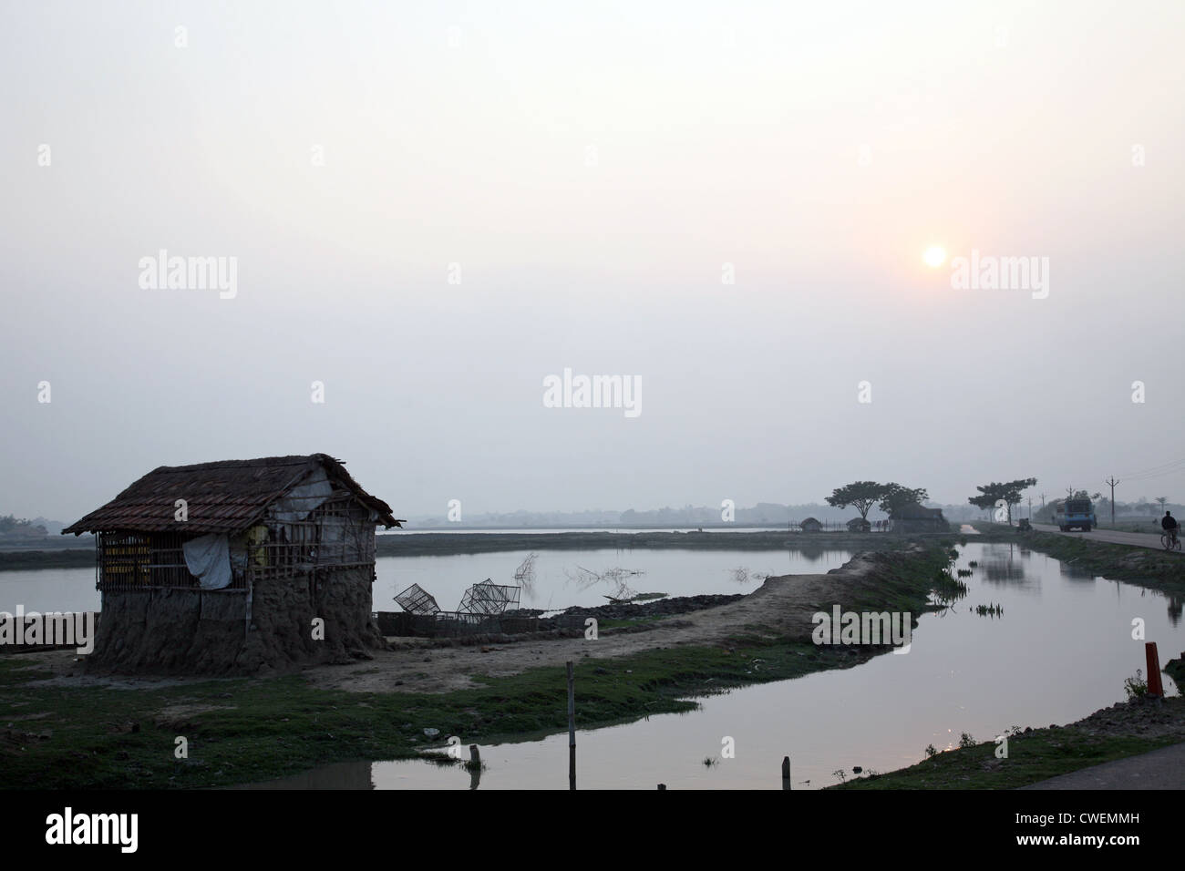 Un tramonto mozzafiato guardando oltre il più sacro dei fiumi in India. Delta del Gange in Sundarbans, West Bengal, India Foto Stock
