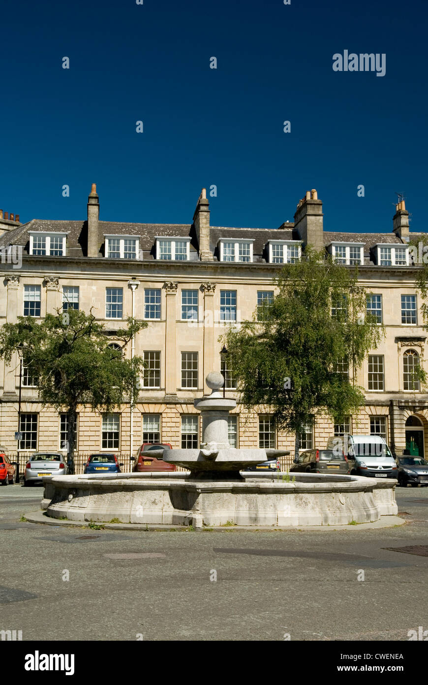 Fontana e case in stile georgiano Great Pulteney Street bath somerset Foto Stock