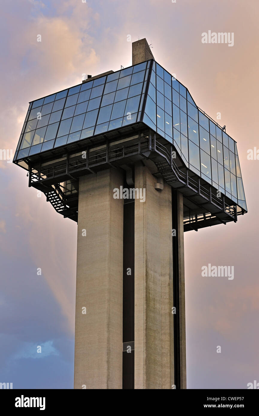 Torre panoramica presso la diga di Gileppe / Barrage de la Gileppe, arch-diga di gravità nelle Ardenne belghe, Belgio Foto Stock