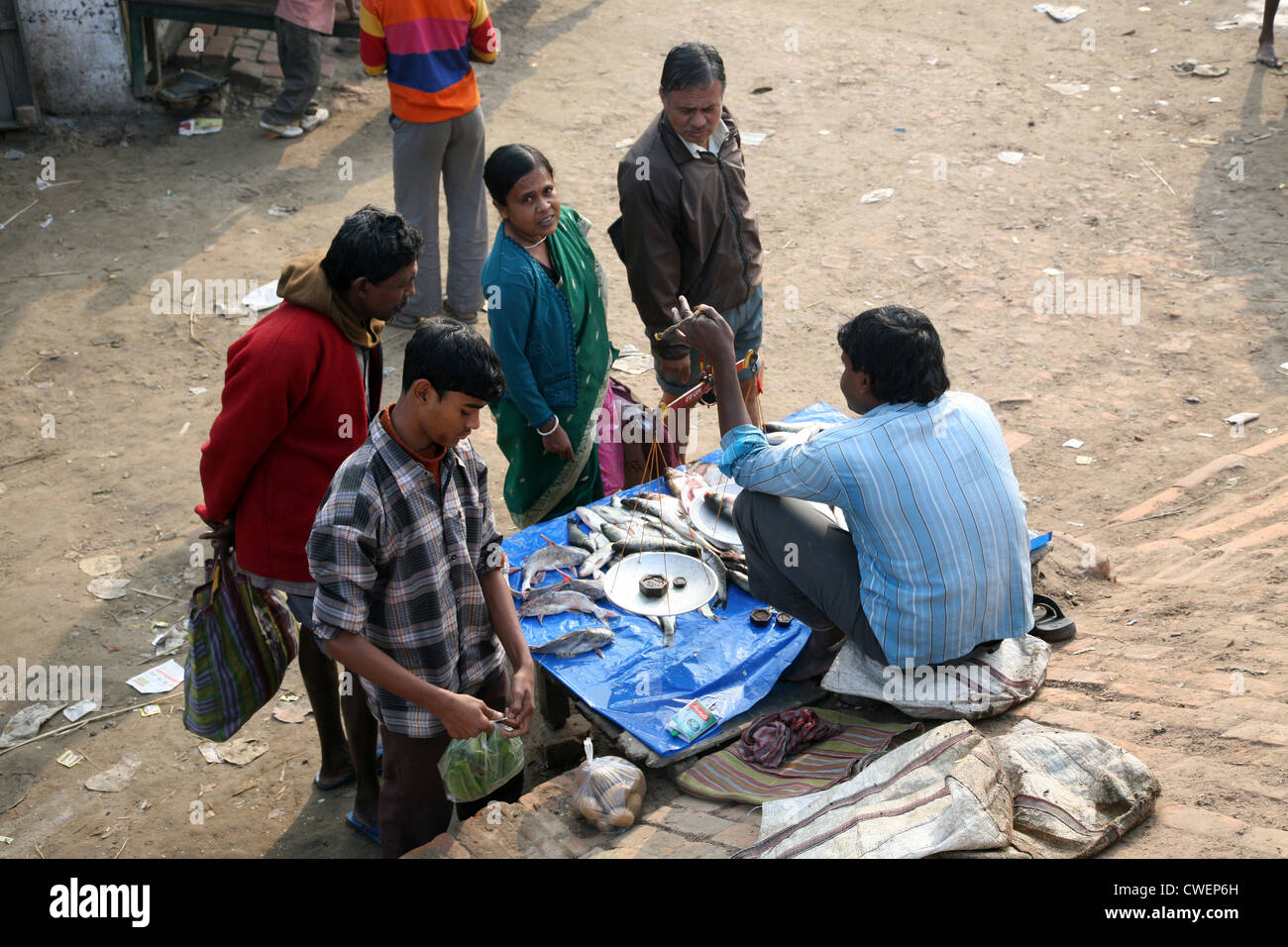 La vendita di un pesce sul mercato del pesce di inscatolamento, West Bengal, India il 17 gennaio 2009. Foto Stock