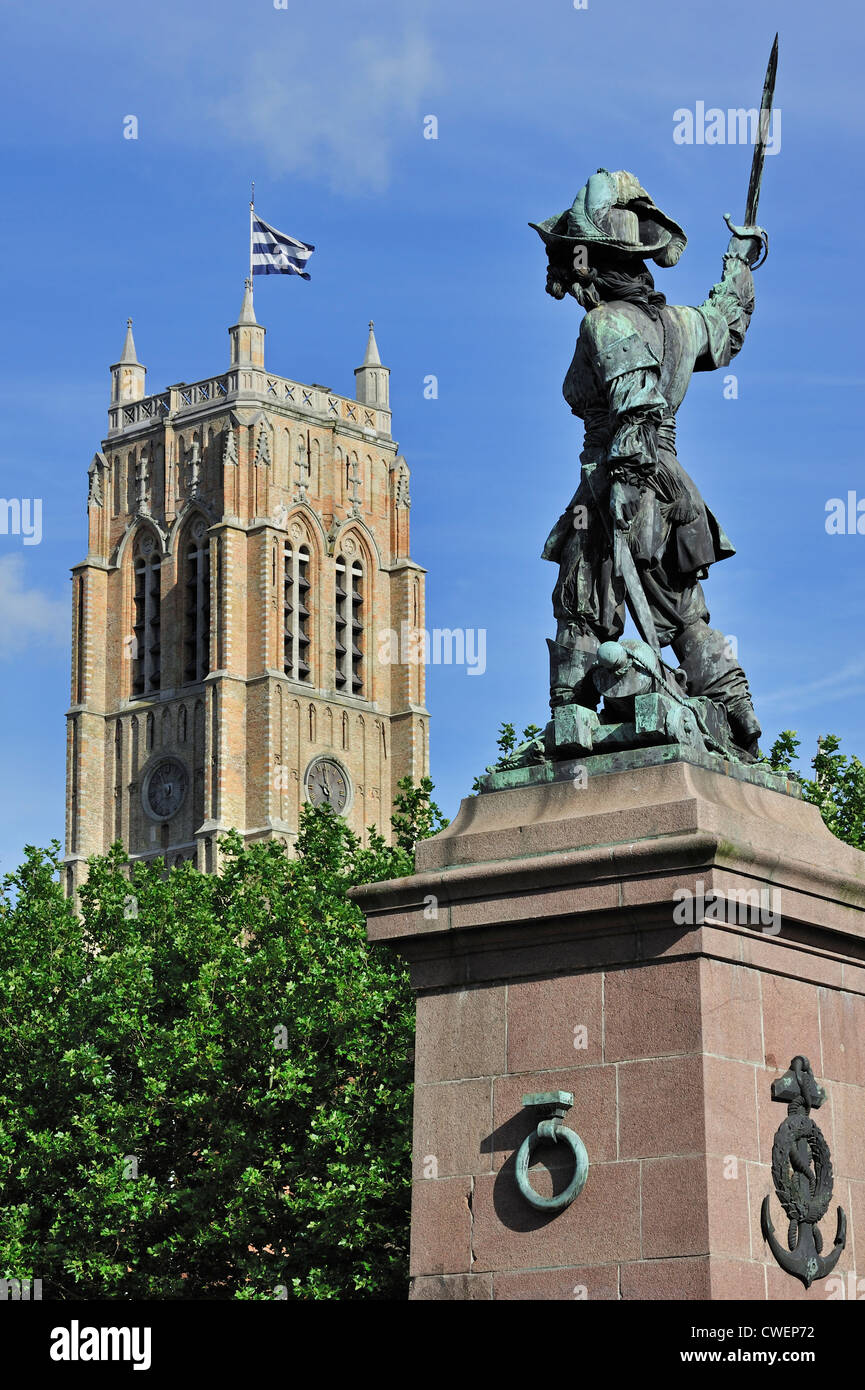 Statua di Jean Bart, comandante navale e corsaro e il campanile a Dunkerque / Dunkerque, Nord-Pas-de-Calais, Francia Foto Stock