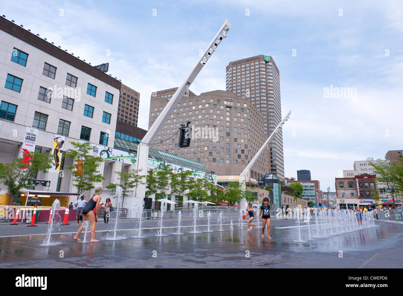 Bambini che giocano nella fontana a Place des festivals nel centro cittadino di Montreal, provincia del Québec in Canada. Foto Stock