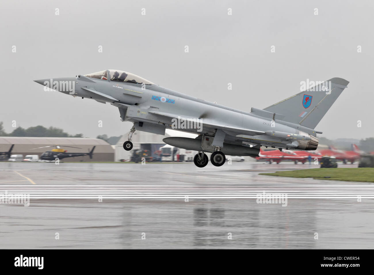 Bae Systems Typhoon fighter del n. 6 Squadron RAF sbarco sotto la pioggia a RIAT Fairford Foto Stock