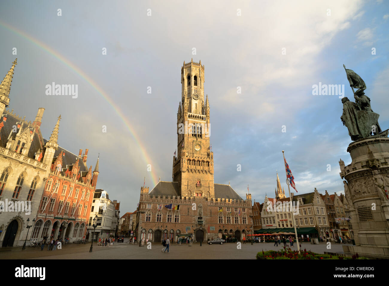 Torre campanaria e la piazza del mercato di Bruges,Belgio Foto Stock