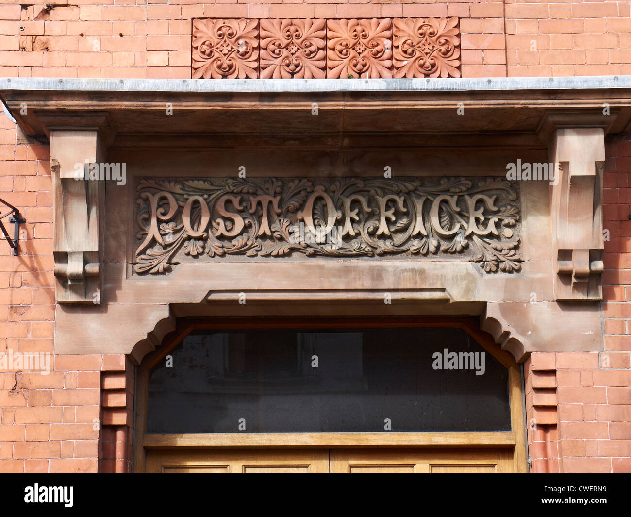 Post office segno sopra l'ingresso della Casa di Posta in Congleton CHESHIRE REGNO UNITO Foto Stock