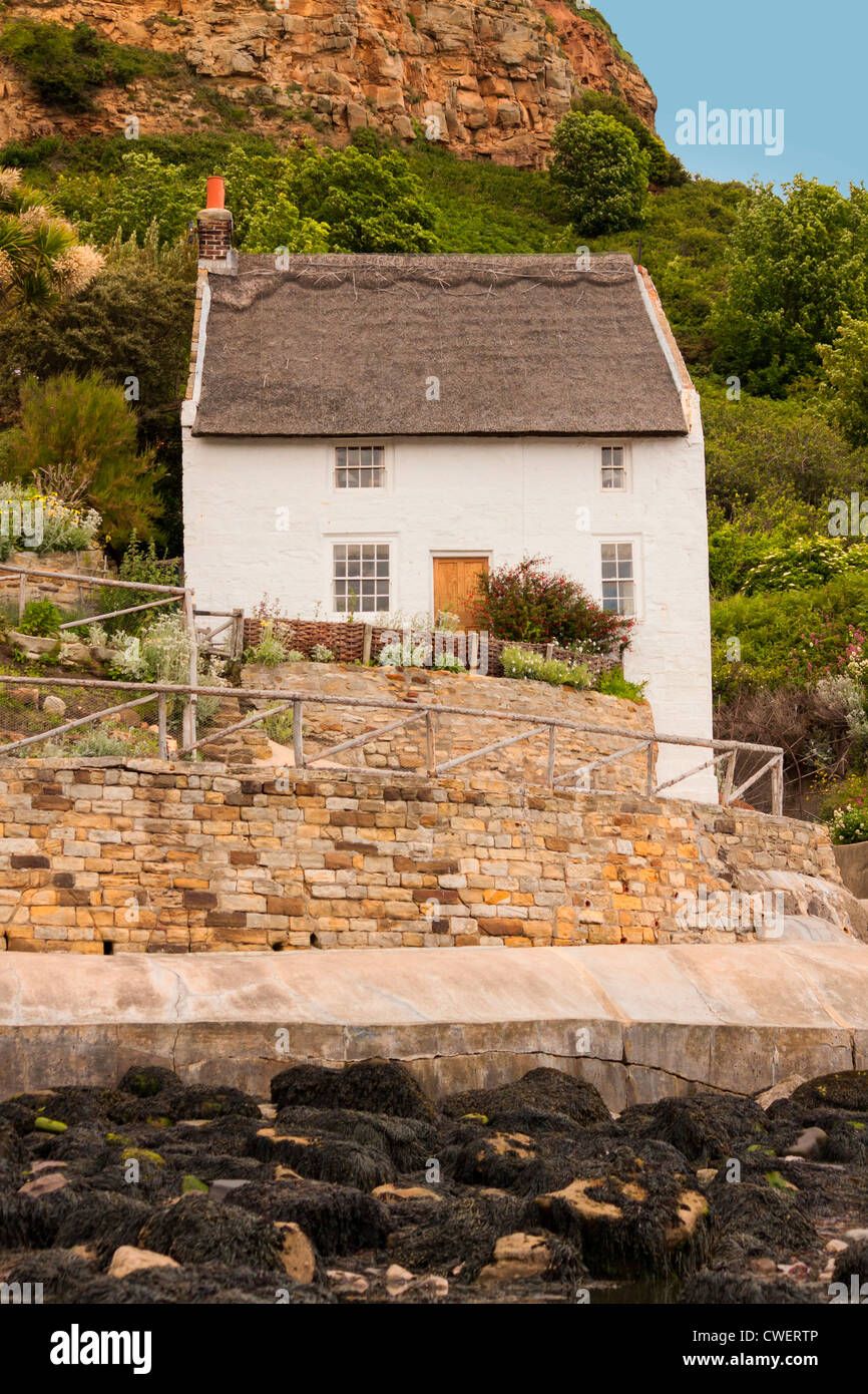 Un cottage sul mare a Runswick Bay, North Yorkshire, Inghilterra, Regno Unito. Foto Stock