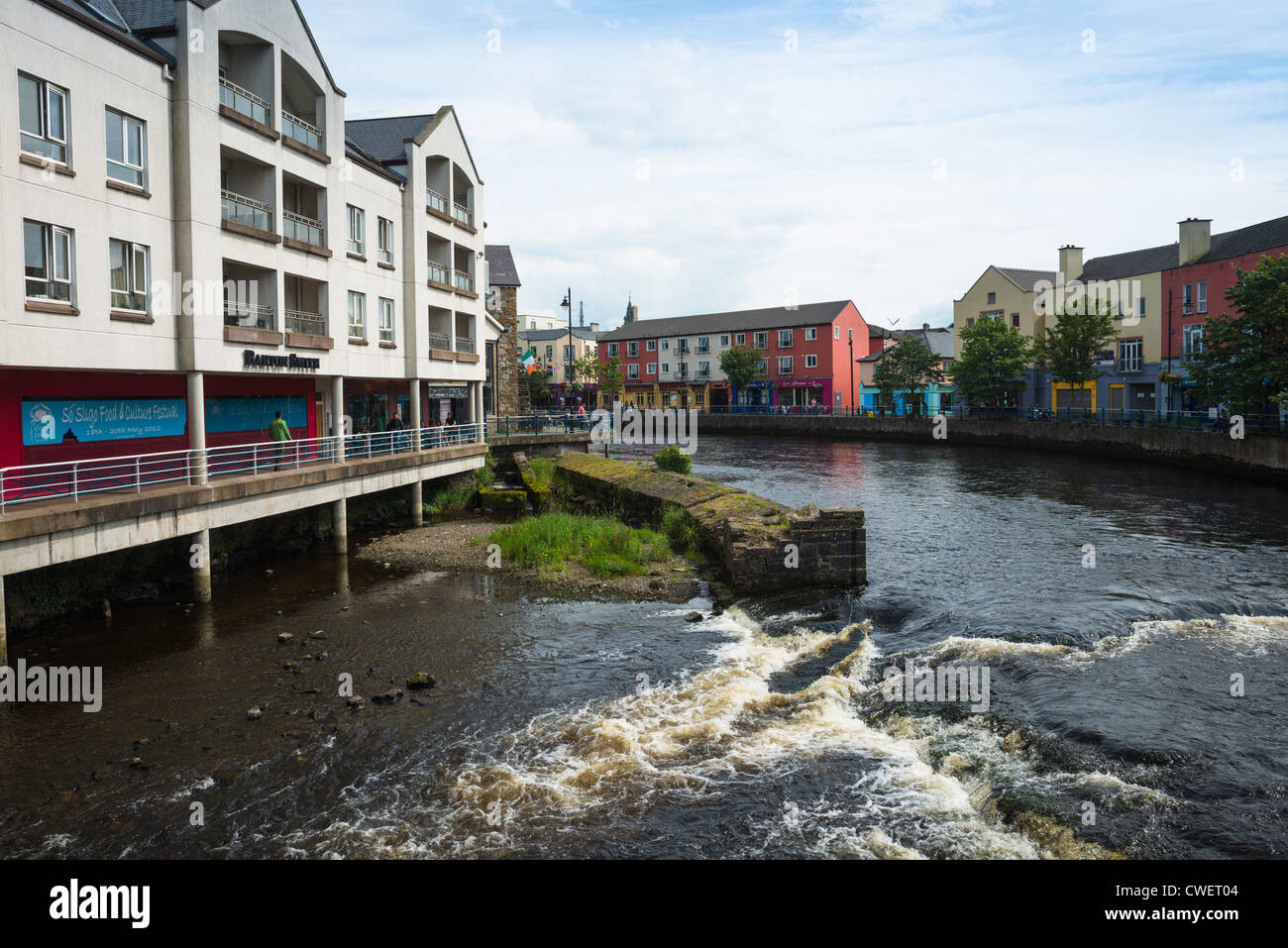 Fiume Garavogue, città di Sligo, nella contea di Sligo, Repubblica di Irlanda. Foto Stock