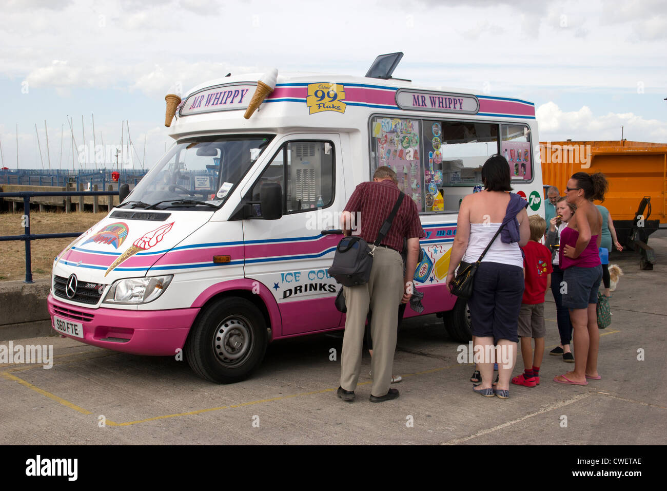 Coda in Ice Cream Van Lollies CIEM mare 99s coni Wafers Mr Whippy Whitstable Foto Stock