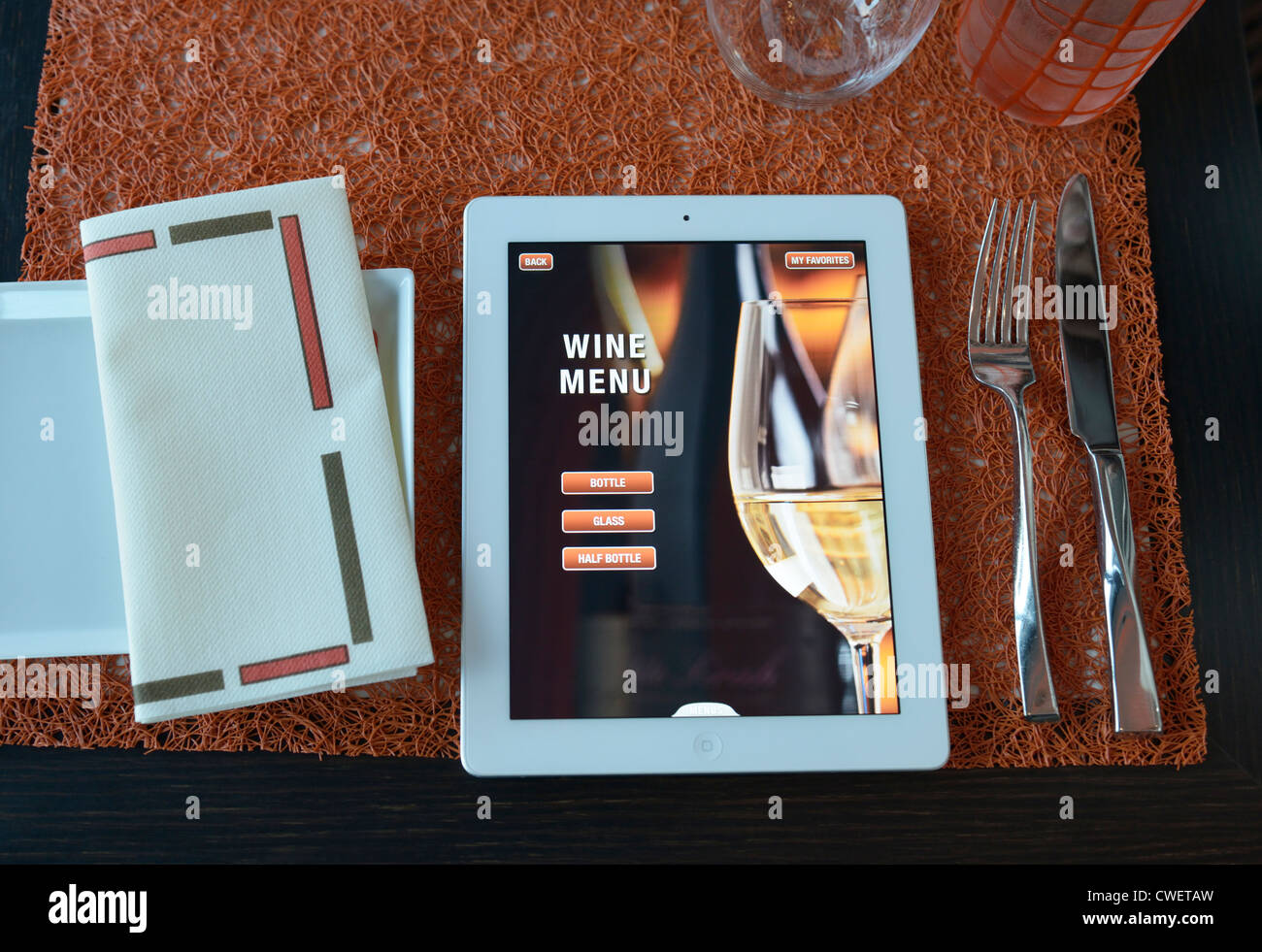 Il menù di un ristorante su ipad. La pagina selezionata è la pagina iniziale per il menu dei vini. Foto Stock