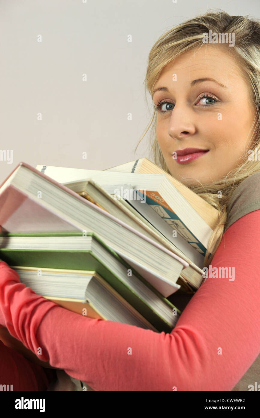 Donna con la pila di libri Foto Stock