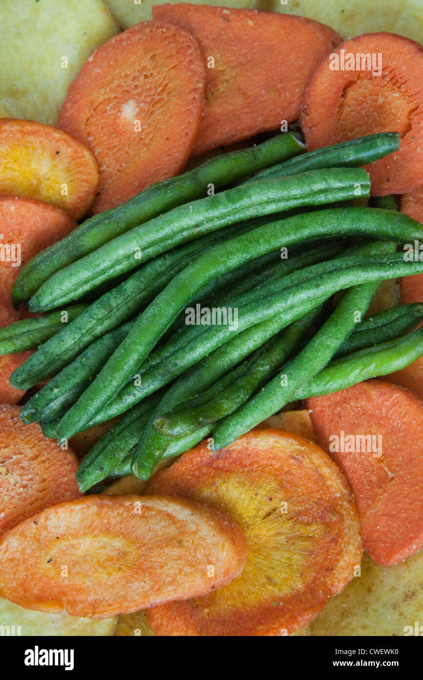 Essiccato fagiolini, patate dolci e Hawaiian Taro Closeup, snack sani con sale marino Foto Stock