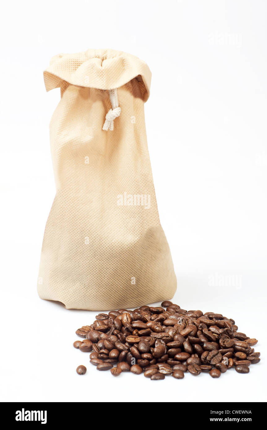 I chicchi di caffè e sacchi di Hesse isolati su sfondo bianco Foto Stock